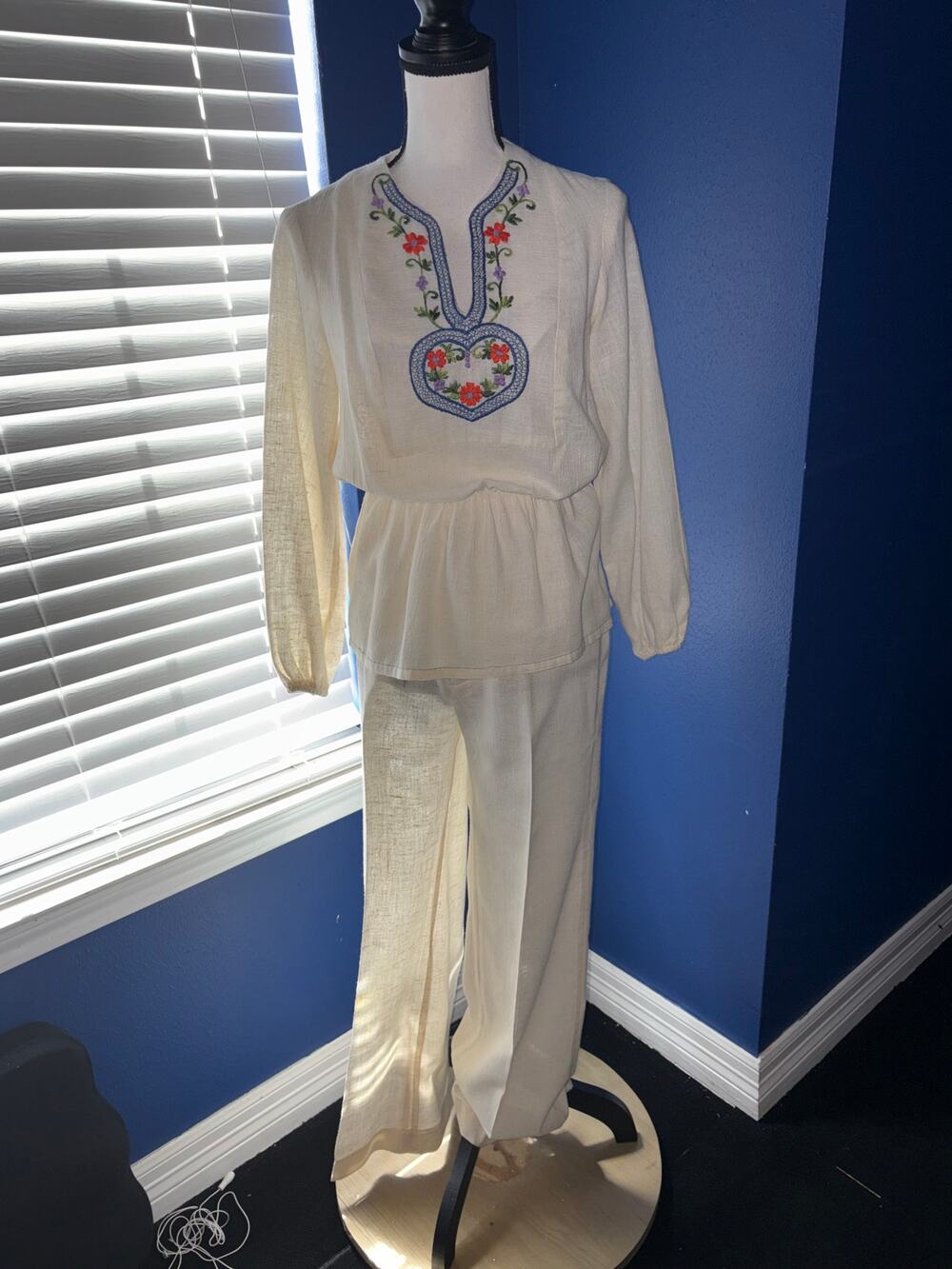 Vintage Mid‑Century Two‑Piece Embroidered Set – Unbranded – Excellent Condition